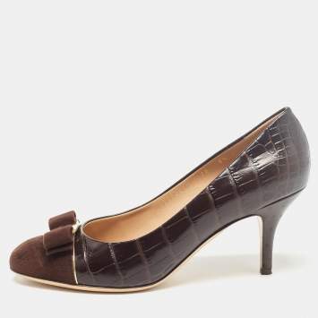 مملوكة مسبقًا Salvatore Ferragamo Brown Embossed Croc and Suede Vara Bow Pumps 39