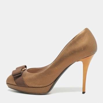 Pre Owned Salvatore Ferragamo Gold Texture Leather Vara Bow Peep Toe Pumps Size 36.5