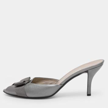 Pre Owned صندل سالفاتوري فيراغامو معدن رمادي جلد مزين بفيونكة حجم 40.5