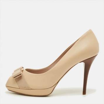 مملوكة مسبقًا حذاء كعب عالي سالفاتوري فيراغامو مزين فيونكة فارا و مقدمة مفتوحة و نعل سميك جلد بيج مقاس 36.5