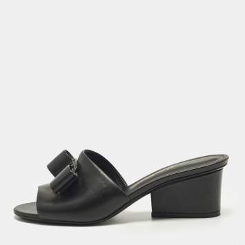 مملوكة مسبقًا صندل سلايد سالفاتوري فيراغامو فاليري جلد أسود مقاس 40