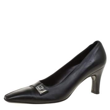 Pre Owned Salvatore Ferragamo Black Leather Buckle Detail Pumps Size 35.5