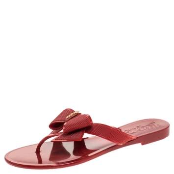 مملوكة مسبقًا Salvatore Ferragamo Red Rubber Bali Thong Sandals Size 35.5