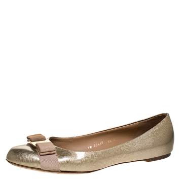 مملوكة مسبقًا Salvatore Ferragamo Gold Coated Leather Vara Bow Ballet Flats Size 40
