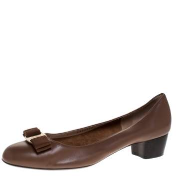 مملوكة مسبقًا Salvatore Ferragamo Brown Leather Vara Bow Flats Size 40.5