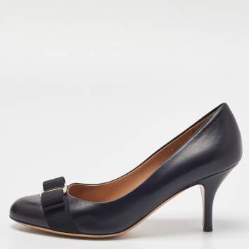 Pre Owned Salvatore Ferragamo Black Leather Vara Bow Pumps Size 38.5