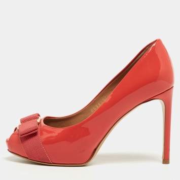 مملوكة مسبقًا Salvatore Ferragamo Coral Orange Patent Leather Vara Bow Peep Toe Pumps Size 35.5