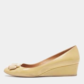 Pre Owned Salvatore Ferragamo Beige Patent Leather Vara Bow Wedge Pumps Size 39.5