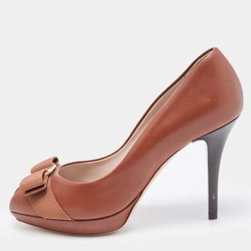 Pre Owned Salvatore Ferragamo Brown Leather Vara Bow Pumps Size 37.5