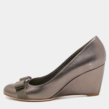 Pre Owned Salvatore Ferragamo Metallic Leather Vara Bow Wedge Pumps Size 38