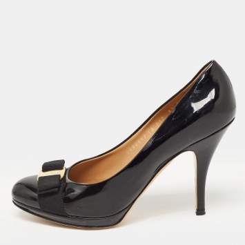 مملوكة مسبقًا Salvatore Ferragamo Black Patent Leather Vara Bow Pumps Size 39