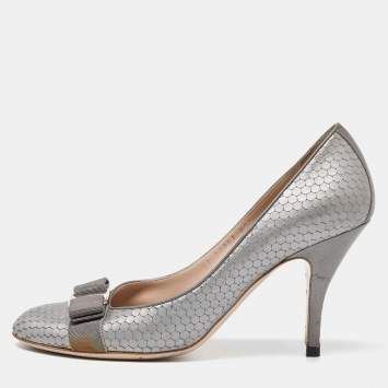 Pre Owned Salvatore Ferragamo Grey Textured Leather Vara Bow Pumps Size 39.5