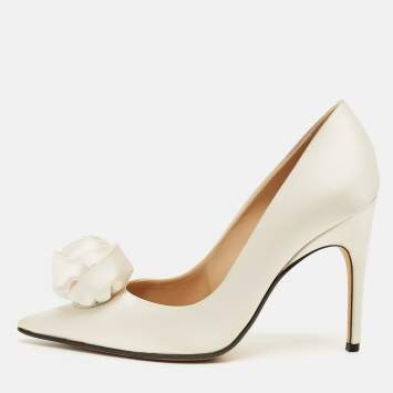 مملوكة مسبقًا Sergio Rossi Cream Satin Rose Pearl Applique Pumps Size 36