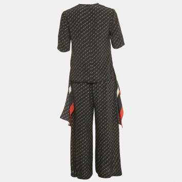 مملوكة مسبقًا طقم توب وبنطلون حرير بطباعة شعار باللون الأسود من ستيلا مكارتني مقاس صغير (سمول)