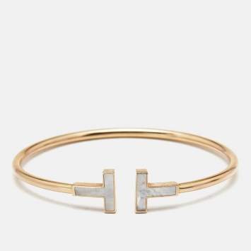 مملوكة مسبقًا سوار تيفاني & كو. حلية حرف T عرق اللؤلؤ ذهب وردي عيار 18