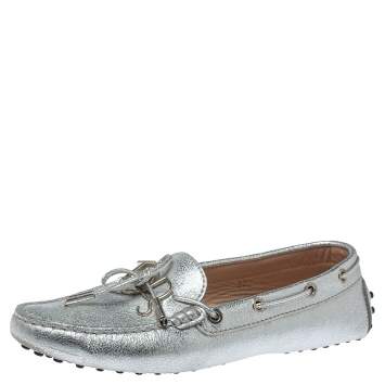 مملوكة مسبقًا Tod's Silver Leather Logo Gommino Bow Loafers Size 37