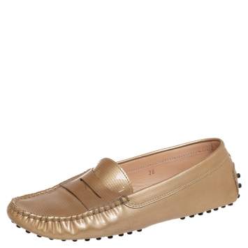 مملوكة مسبقًا Tod's Metallic Gold Leather Gommino Slip On Loafers Size 38