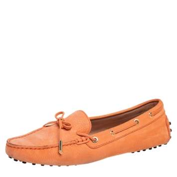 مملوكة مسبقًا Tod's Coral Pink Leather Gommini Driver Loafers Size 41