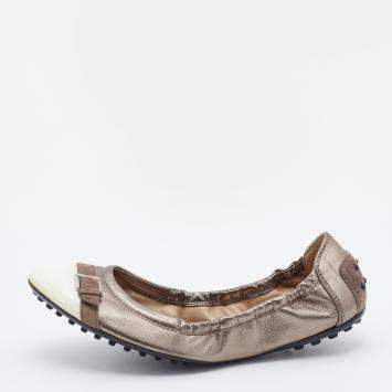 Pre Owned Tod's Metallic Beige/Cream Leather and Patent Leather Scrunch Ballet Flats Size 38.5