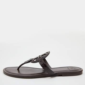 مملوكة مسبقًا Tory Burch Dark Brown Croc Embossed Leather Logo Miller Thong Flats Size 40.5