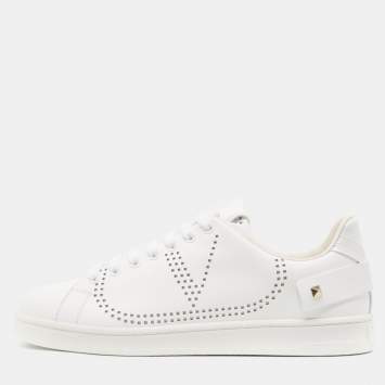 مملوكة مسبقًا Valentino White Leather Rockstud Low Top Sneakers Size 39.5