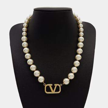 مملوكة مسبقًا Valentino pearl logo necklace