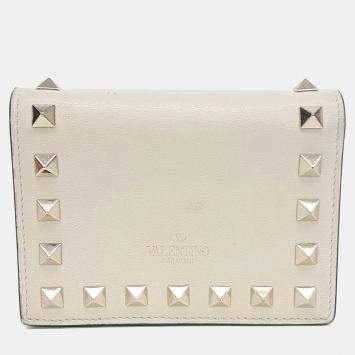 مملوكة مسبقًا Valentino Beige Leather Rockstud bi-fold wallet