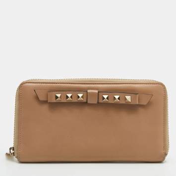 Pre Owned Valentino Beige Leather Rockstud Zip Around Continental Wallet