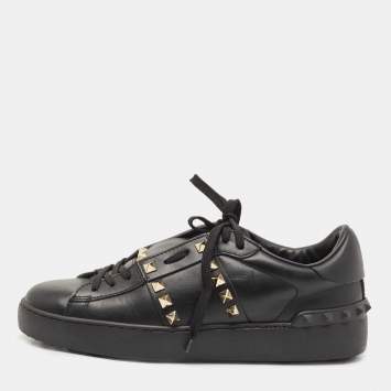 مملوكة مسبقًا Valentino Black Leather Rockstud Low Top Sneakers Size 38