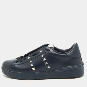 مملوكة مسبقًا Valentino Navy Blue Leather Rockstud Low Top Sneakers Size 39