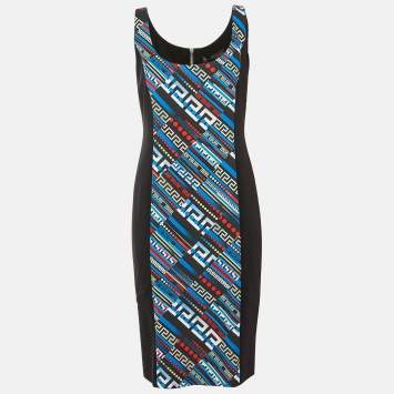 مملوكة مسبقًا فستان فيرساتشي كريب مطبوع أسود بلا أكمام مقاس كبير (لارج)