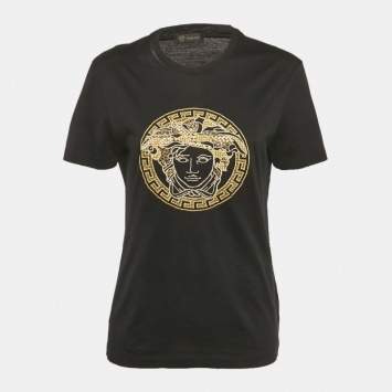 مملوكة مسبقًا تي شيرت جياني فيرساتشي جيرسي بتفاصيل شعار جرافيكي أسود مقاس صغير