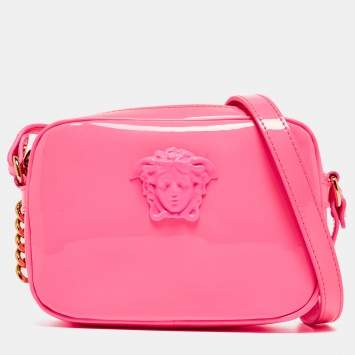 مملوكة مسبقًا Versace Pink Patent Leather Palazzo Medusa Camera Bag