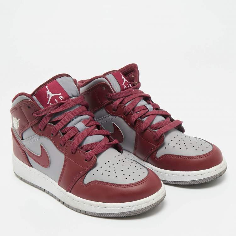مملوكة مسبقًا Air Jordans Burgundy/Grey Leather Jordan 1 Mid Cherrywood Red Sneakers Size 38
