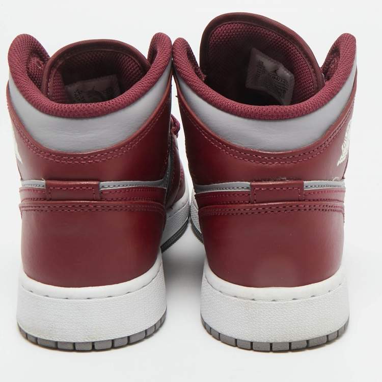 مملوكة مسبقًا Air Jordans Burgundy/Grey Leather Jordan 1 Mid Cherrywood Red Sneakers Size 38