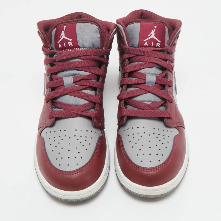 مملوكة مسبقًا Air Jordans Burgundy/Grey Leather Jordan 1 Mid Cherrywood Red Sneakers Size 38