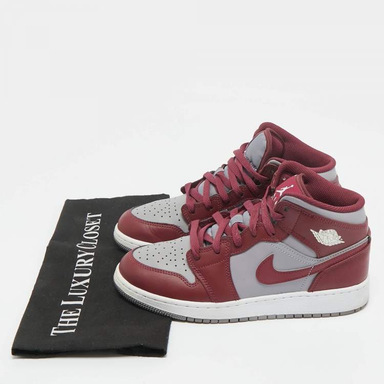 مملوكة مسبقًا Air Jordans Burgundy/Grey Leather Jordan 1 Mid Cherrywood Red Sneakers Size 38