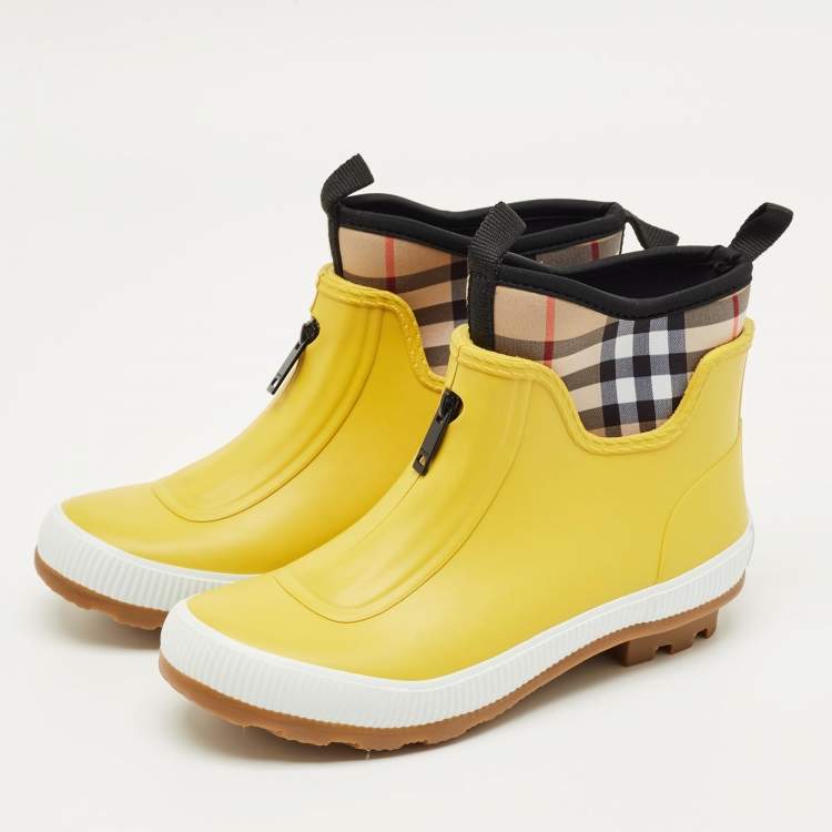 Pre Owned Burberry Yellow Rubber and Vintage Check Neoprene Rain Boots Size 33