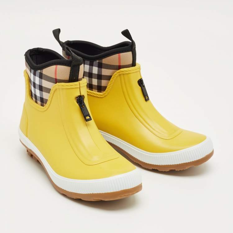 Pre Owned Burberry Yellow Rubber and Vintage Check Neoprene Rain Boots Size 33