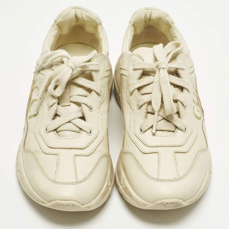 مملوكة مسبقًا حذاء رياضي غوتشي ريتون جلد أبيض فاتح طباعة شعار منخفض من أعلى مقاس 36