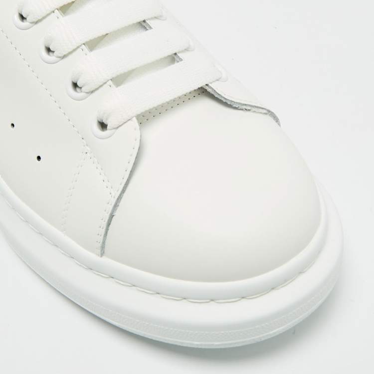 مملوكة مسبقًا حذاء رياضي ألكساندر ماكوين جلد أسود/أبيض لاري مقاس 40