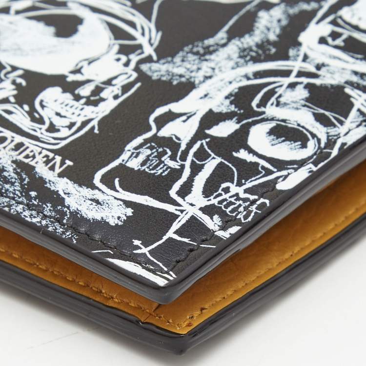 Pre Owned Alexander McQueen Black/White Skull Print Leather Bifold Wallet