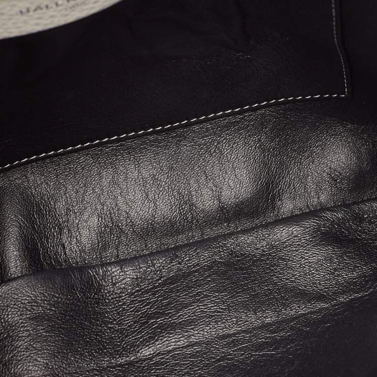 Pre Owned Balenciaga Off White Leather Logo Zip Pouch