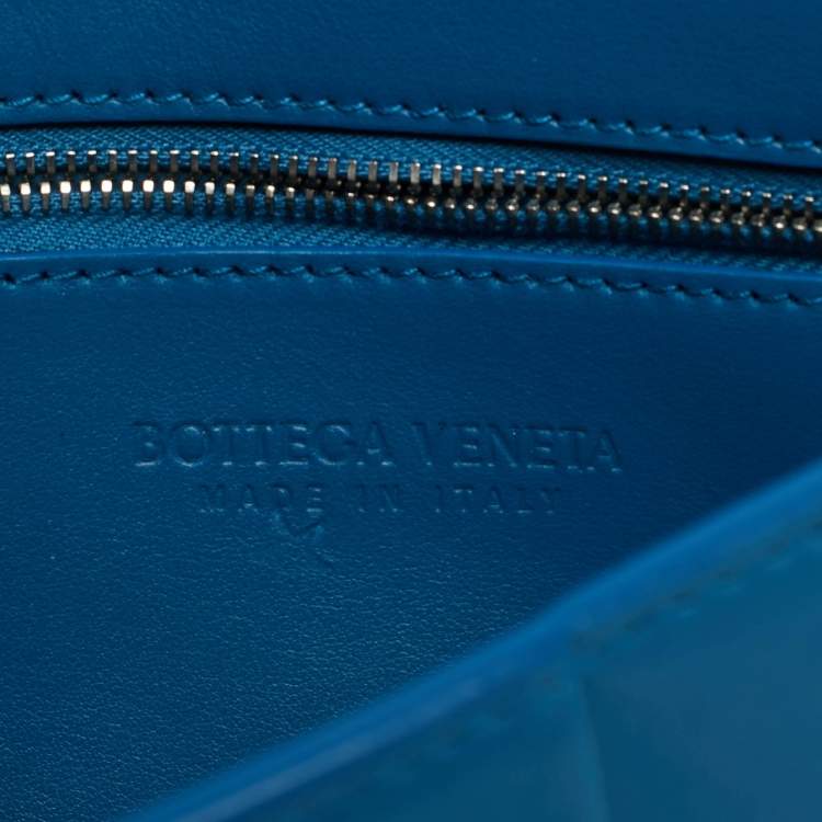 Pre Owned Bottega Veneta Blue Intreccio Leather Medium Cassette Crossbody Bag