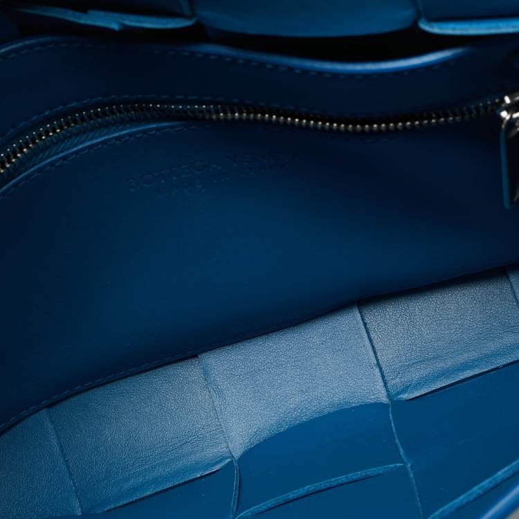 Pre Owned Bottega Veneta Blue Intreccio Leather Medium Cassette Crossbody Bag