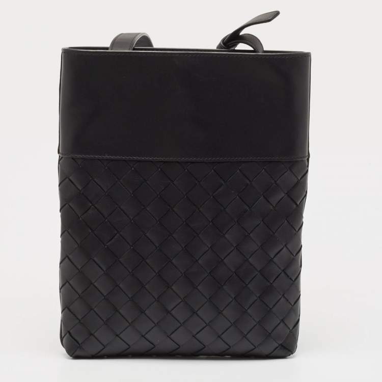 Pre Owned Bottega Veneta Black Intrecciato Leather Cut Out Handle Messenger Bag