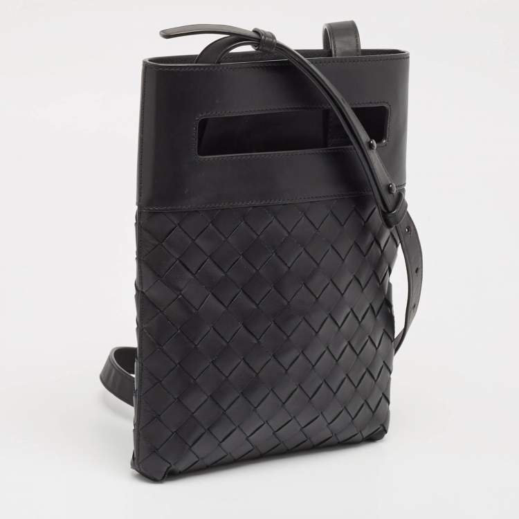 Pre Owned Bottega Veneta Black Intrecciato Leather Cut Out Handle Messenger Bag