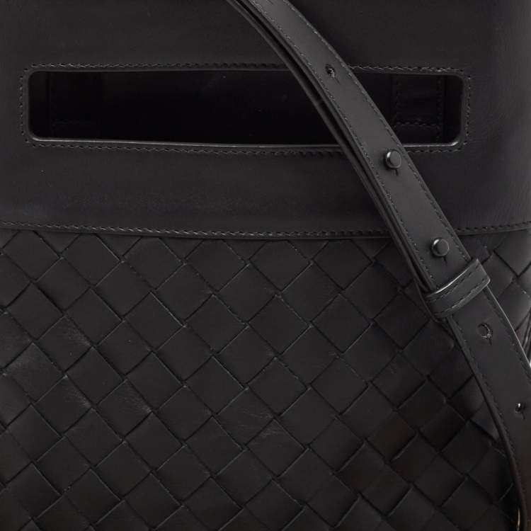 Pre Owned Bottega Veneta Black Intrecciato Leather Cut Out Handle Messenger Bag