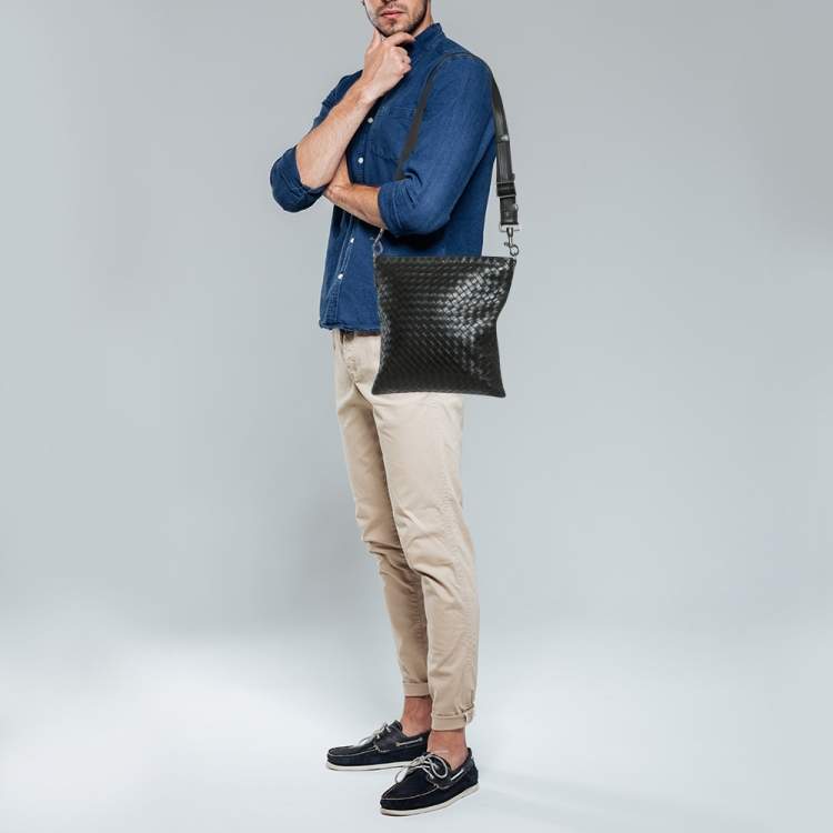 Pre Owned Bottega Veneta Black Intrecciato Leather Zip Flat Messenger Bag