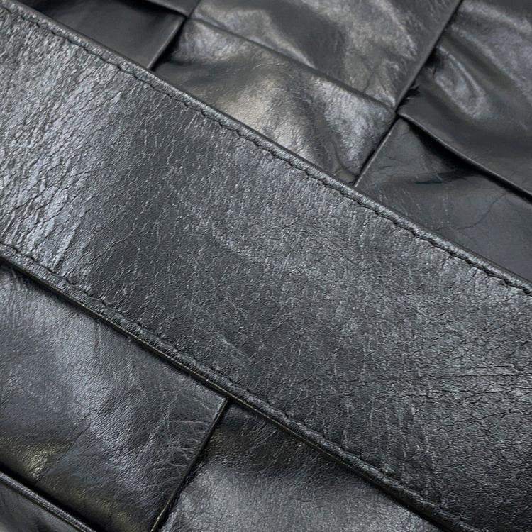 Pre Owned Bottega Veneta Maxi Intrecciato Cassette Sling Bag Black Leather Size Mini